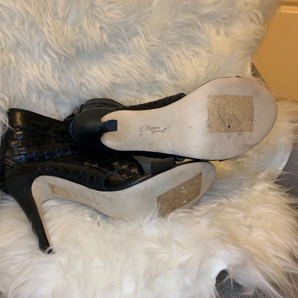 Modern Vintage Heels - Picture 3 of 4